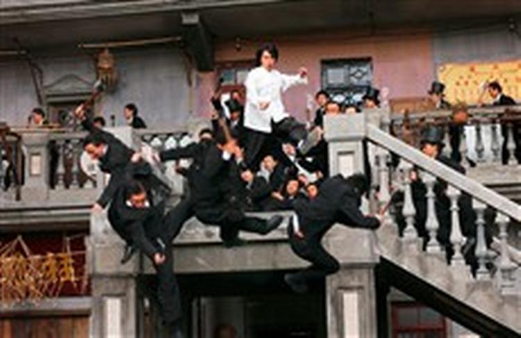 Efter et halvt hundrede film som skuespiller, har Stephen Chow nu instrueret sin anden film, - hvor han i øvrigt selv spiller hovedrollen. - Foto fra filmen 