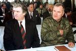 Ratko Mladic (th.) og de bosniske serberes politiske leder Radovan Karadzic, mens de kunne optræde offentligt sammen.   Arkivfoto: AP 