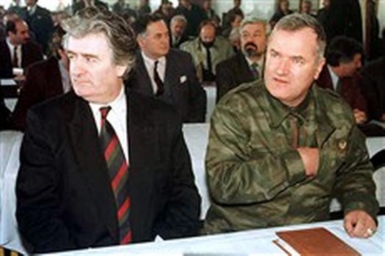Ratko Mladic (th.) og de bosniske serberes politiske leder Radovan Karadzic, mens de kunne optræde offentligt sammen.   Arkivfoto: AP 