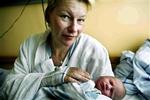 Helle Tastesen, som er sigtet i bestikkelsessagen fra Udlændingestyrelsen, med sin datter.   Foto: David Høgsholt 