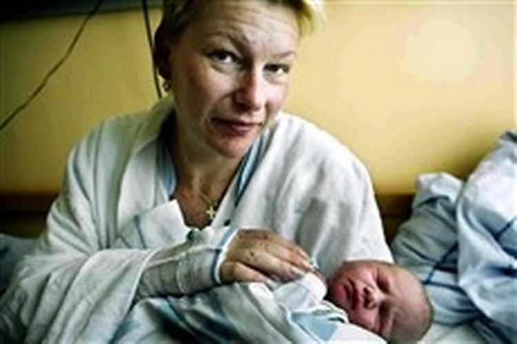Helle Tastesen, som er sigtet i bestikkelsessagen fra Udlændingestyrelsen, med sin datter.   Foto: David Høgsholt 