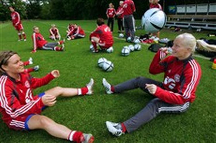 Cathrine Paaske Sørensen (tv.) og målmand Tine Cederkvist   har trænet og hygget sig de seneste par dage efter sejren over de engelske værter, men i aften skal semifinalepladsen gerne sikres.   Foto: Per Kjærbye 