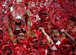 Liverpool-anfører Steven Gerrard (tv.) og kollegerne har heldet med sig, for UEFA vred i går reglerne, og et titelforsvar blev muligt.   Arkivfoto: AP 