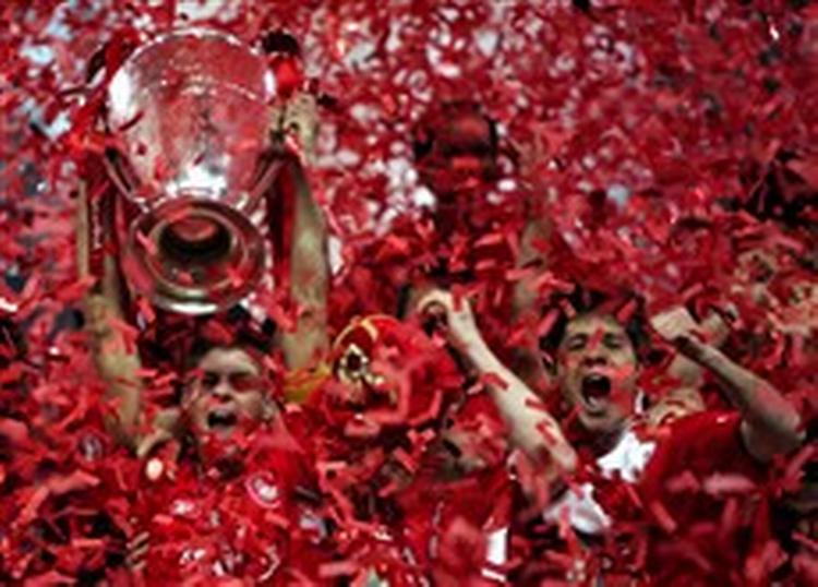 Liverpool-anfører Steven Gerrard (tv.) og kollegerne har heldet med sig, for UEFA vred i går reglerne, og et titelforsvar blev muligt.   Arkivfoto: AP 