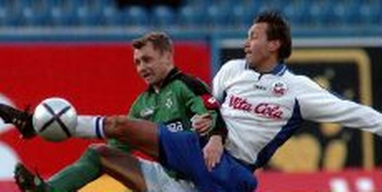 Lantz (th.) i aktion for Hansa Rostock. - Arkivfoto: AP 