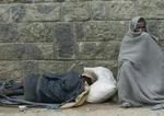 Hjemløse sover på gaden i Etiopiens hovedstad Addis Abeba - en af verdens fattigste byer. - Arkivfoto: AP 