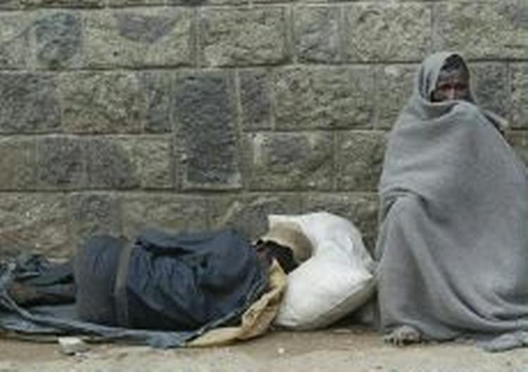 Hjemløse sover på gaden i Etiopiens hovedstad Addis Abeba - en af verdens fattigste byer. - Arkivfoto: AP 