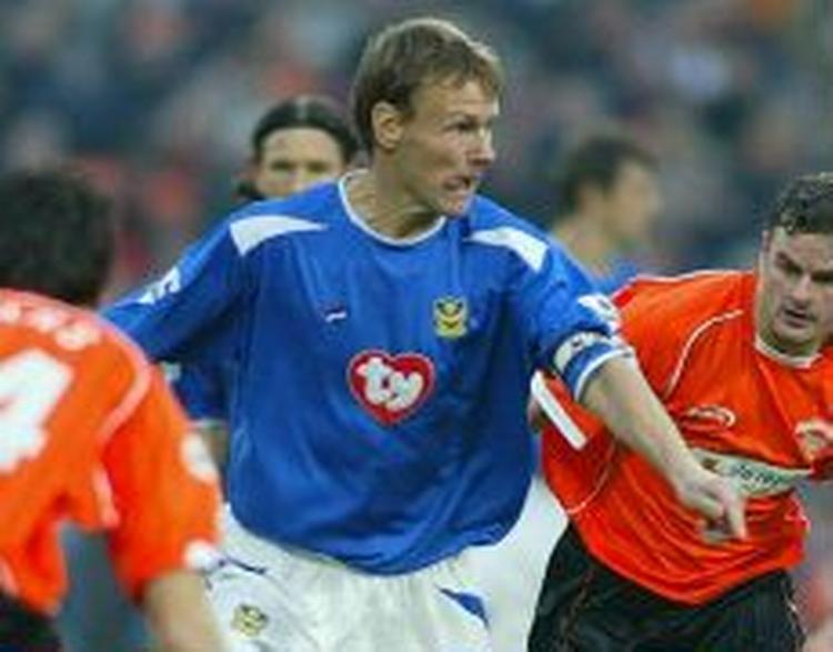 Teddy Sheringham i aktion for sin tidligere klub Portsmouth. - Arkivfoto: AP 