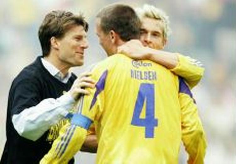 Laudrup uddeler skulderklap til anfører Per Nielsen. - Foto: Camilla Stephan 
