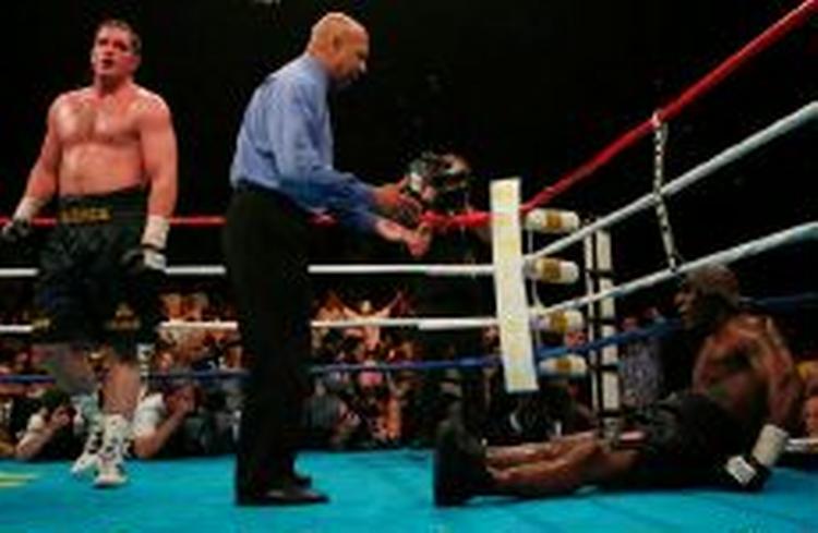 Mike Tyson måtte en tur i gulvet i sjette omgang. - Foto: AP 