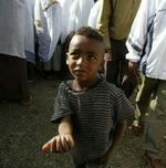 En lille dreng tigger på gaden i Etiopiens hovedstad Addis Abeba. - Foto: AP 