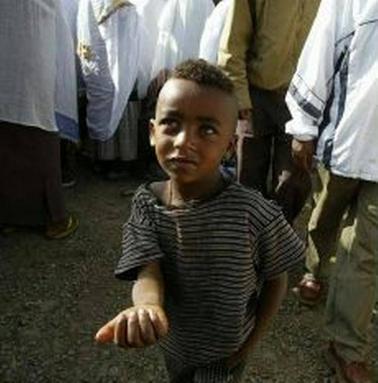 En lille dreng tigger på gaden i Etiopiens hovedstad Addis Abeba. - Foto: AP 