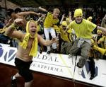 Flere af de mange medrejsende Horsens-fans stormede ellevilde ind på banen straks efter slutfløjtet. - Foto: Jens Dresling 
