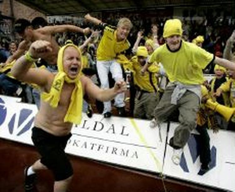 Flere af de mange medrejsende Horsens-fans stormede ellevilde ind på banen straks efter slutfløjtet. - Foto: Jens Dresling 