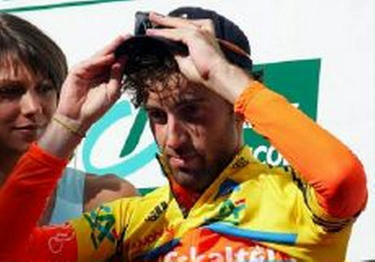 Inigo Landaluze justerer kasketten på sejrspodiet. - Foto: AP 