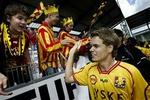 FC Nordsjællands målscorer Thomas Kristensen jubler sammen med de medrejsende fans, der fik en rigtig god Viborg-tur.   Foto: Morten Overgaard/Polfoto 