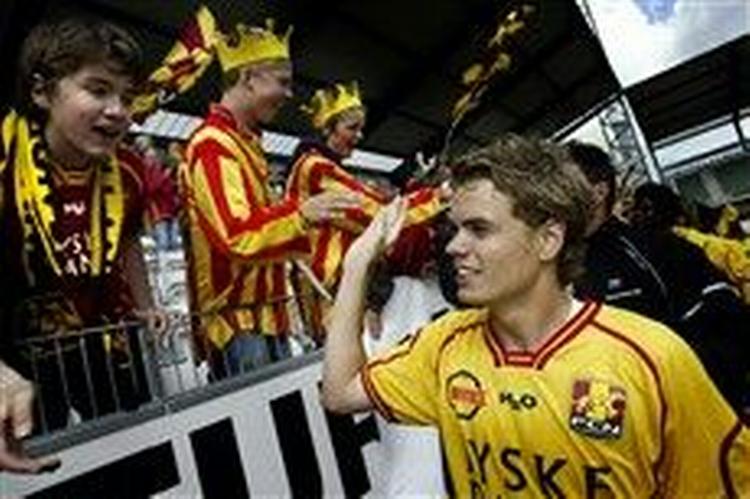 FC Nordsjællands målscorer Thomas Kristensen jubler sammen med de medrejsende fans, der fik en rigtig god Viborg-tur.   Foto: Morten Overgaard/Polfoto 
