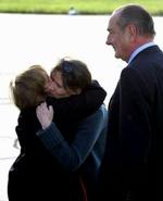 Præsident Chirac ser til, mens Florence Aubenas får et knus af sin mor Jacqueline i lufthavnen. - Foto: AP 