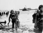 Amerikanske tropper på Omaha Beach 6. juni 1944. Dét årstal kender 33 procent af eleverne i undersøgelsen. - Arkivfoto: AP 