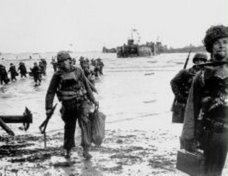 Amerikanske tropper på Omaha Beach 6. juni 1944. Dét årstal kender 33 procent af eleverne i undersøgelsen. - Arkivfoto: AP 