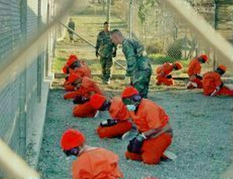 En hemmelig rapport fra Guantanamo afslører endnu engang, at behandlingen af fangerne foregår langt fra, hvad der er tilladt ifølge konventionerne. - Foto: AP 