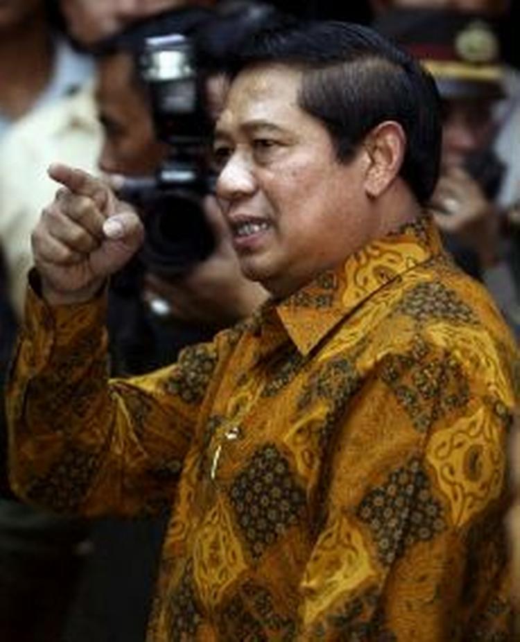 Telefonlinjen brød sammen, da den indonesiske præsident offentliggjorde sit mobilnummer. - Foto: AP 