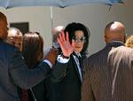 Da Michael Jackson ankom til retsbygningen i Santa Monic virkede han sørgmodig. - Foto: AP 