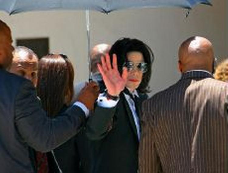 Da Michael Jackson ankom til retsbygningen i Santa Monic virkede han sørgmodig. - Foto: AP 