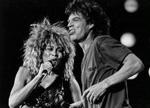 Tina Turner og Mick Jagger på scenen i Philadelphia for 20 år siden under Live Aid-koncerten. - Arkivfoto: AP 