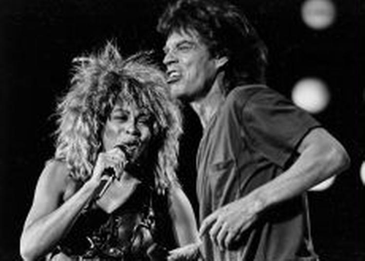 Tina Turner og Mick Jagger på scenen i Philadelphia for 20 år siden under Live Aid-koncerten. - Arkivfoto: AP 