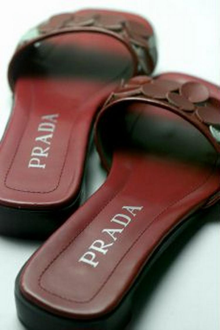 Disse imiterede Prada slippers kan erhverves for den nette sum af 140 kr. Kopiprodukter bliver et stadig hyppigere syn i Danmark. - Arkivfoto: Kim Nielsen 