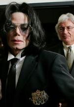 Michael Jackson sammen med sin advokat Thomas Mesereau Jr. kort efter han blev frifundet for alle anklager om sexovergreb. - Foto: AP 
