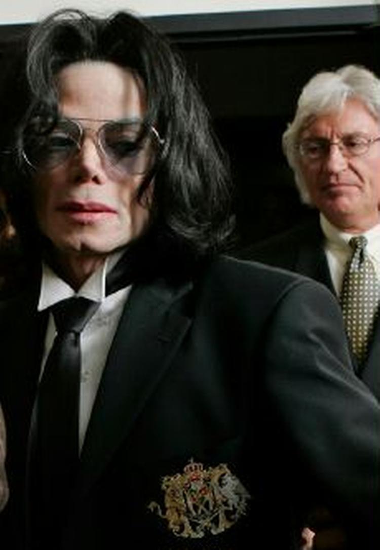 Michael Jackson sammen med sin advokat Thomas Mesereau Jr. kort efter han blev frifundet for alle anklager om sexovergreb. - Foto: AP 