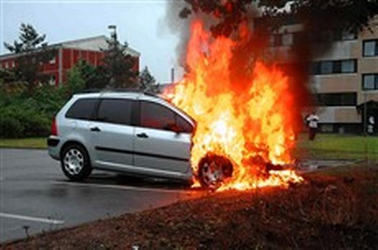 Henning Christensen fra Vejle er hobby-fotograf med interesse for brandudrykninger. Den 3. juni tog han de eneste billeder, der efter Politikens oplysninger er taget af de selvantændte Peugeot 307 ere. Foto: Henning Christensen, www.112alarm.dk 
