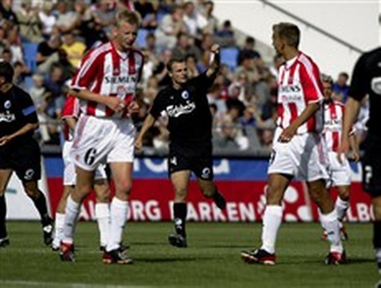 FC Københavns anfører Bo Svensson i midten og AaB s Allan Gaarde (tv.) mødes igen i aften i Aalborg, og københavnerne kan få hænderne fulde med forårets formstærke hold med Simon Bræmer i mål 