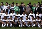 Alle ved hvordan det danske landshold ser ud, så her er et af det iranske. De iranske spillere står her sammen med præsident Mohammad Khatami og vicepræsidenten på det nationale stadion i Teheran. - Arkivfoto: AP 