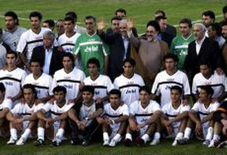Alle ved hvordan det danske landshold ser ud, så her er et af det iranske. De iranske spillere står her sammen med præsident Mohammad Khatami og vicepræsidenten på det nationale stadion i Teheran. - Arkivfoto: AP 