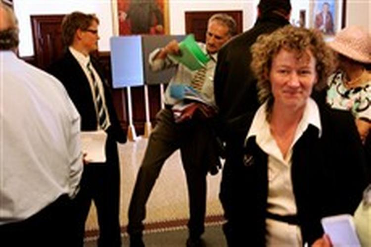 Det kneb for Bertel Haarder at holde styr på de mange papirer, han havde medbragt til samrådet. I forgrunden Signe Ettrup fra Præsteforeningen.   Foto: Klaus Holsting 