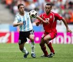 Maximiliano Rodriguez fra Argentina i infight med Tunesiens Jawhar Mnari. - Foto: AP 
