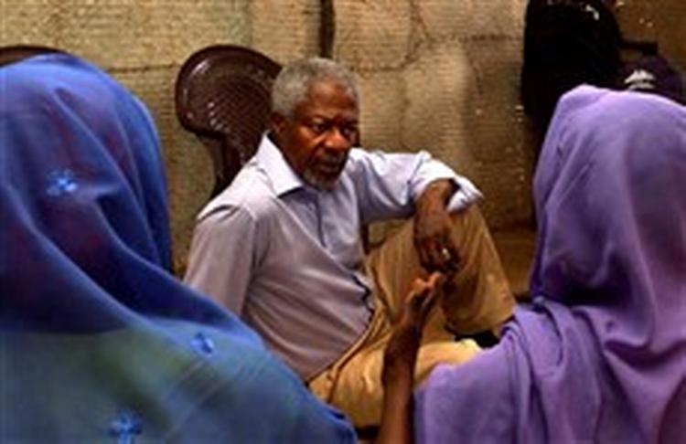 Kofi Annan under et besøg i det sydlige Darfur 28. maj i år.   Arkivfoto: Evan Schneider/AP 