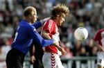 AaB følte sig snydt for to straffespark mod FC København. Det første begik Benny Gall, da han i første halvleg med begge hænder rev Thomas Augustinussen om kuld, men dommer Kim Milton Nielsen var ikke enig med tilskuerne. 