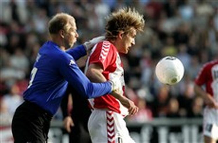 AaB følte sig snydt for to straffespark mod FC København. Det første begik Benny Gall, da han i første halvleg med begge hænder rev Thomas Augustinussen om kuld, men dommer Kim Milton Nielsen var ikke enig med tilskuerne. 