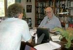 MAND TIL MAND. Sir Clarke og Bibliopaten havde (ligesom i sin tid Poul Hartling og den senile formand Mao) en samtale på 'højt intellektuelt niveau'. - Foto: Ib Lanka &amp;amp; Dawn 