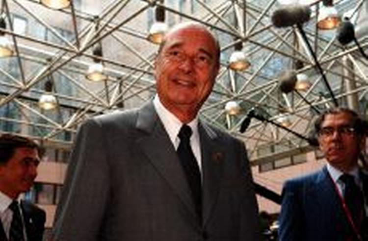 Jacques Chirac mener at et nyt topmøde kan være løsningen på EU´s problemer. - Foto: AP 