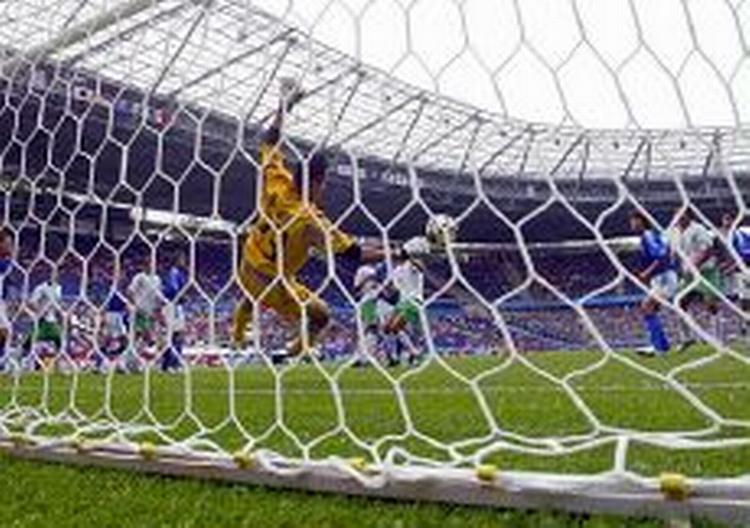 Japans målmand spræller forgæves på stregen. - Foto: AP 