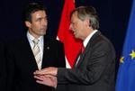 Anders Fogh Rasmussen i drøftelse med EU-formanden Jean-Claude Juncker. - Foto: AP 