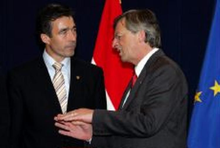 Anders Fogh Rasmussen i drøftelse med EU-formanden Jean-Claude Juncker. - Foto: AP 