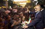 Iranere demonstrerer deres støtte til reformbevægelsens spidskandidat Mostafa Moin.   Foto: Morteza Nikoubazl/AP 