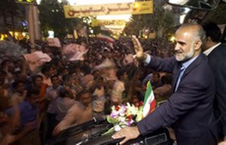 Iranere demonstrerer deres støtte til reformbevægelsens spidskandidat Mostafa Moin.   Foto: Morteza Nikoubazl/AP 