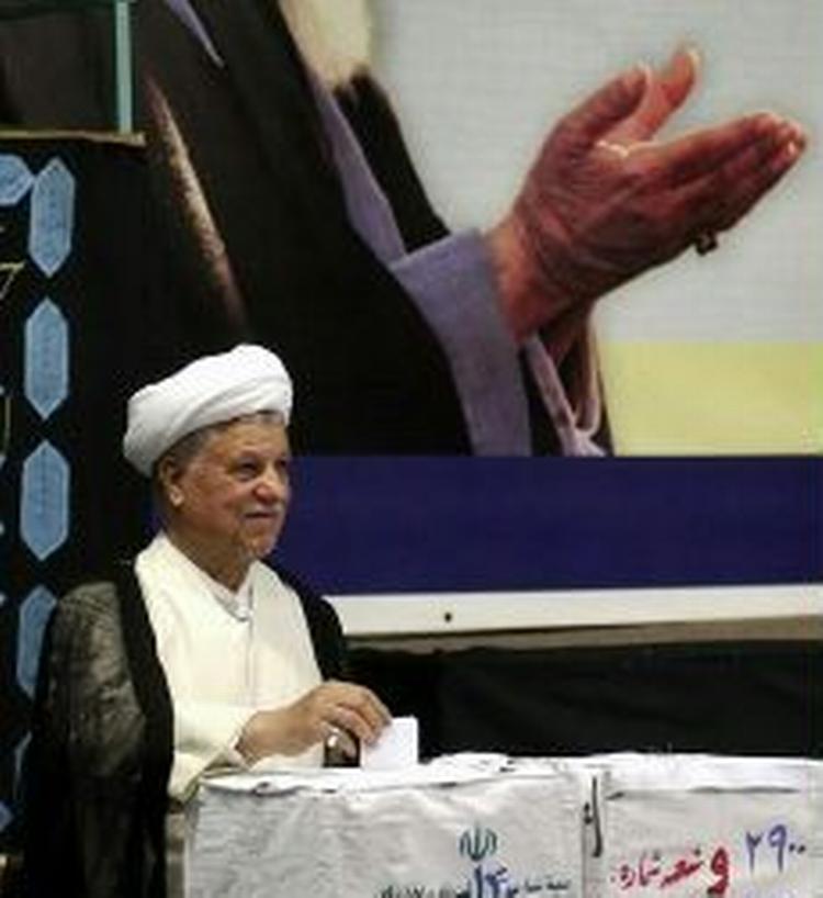 Akbar Hashemi Rafsanjani afgiver sin stemme ved valget. - Foto: AP 